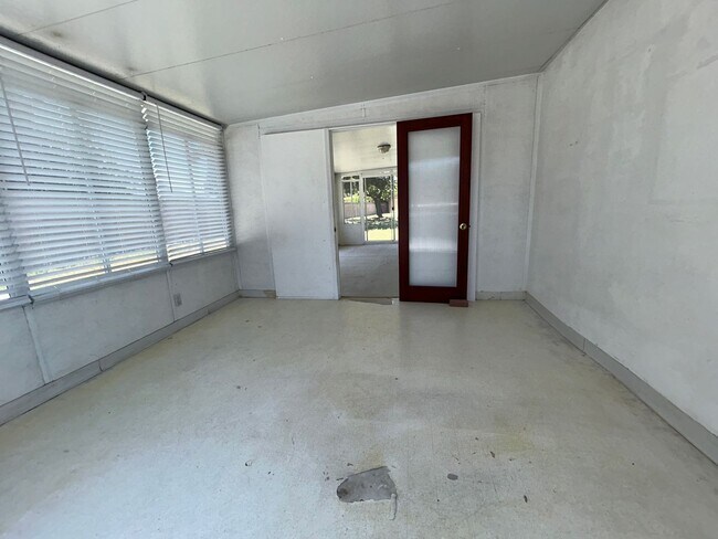 Building Photo - 4 Bed / 2 Bath Home for Rent in Huntington Beach