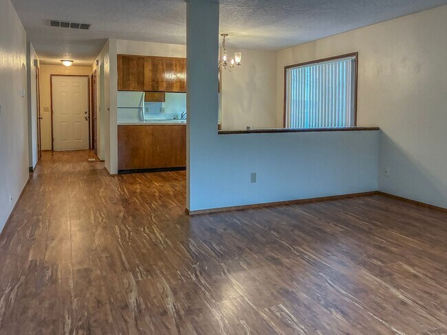 Building Photo - Hillsboro Duplex- 2 Bedroom 1 bathroom with fenced in yard available !