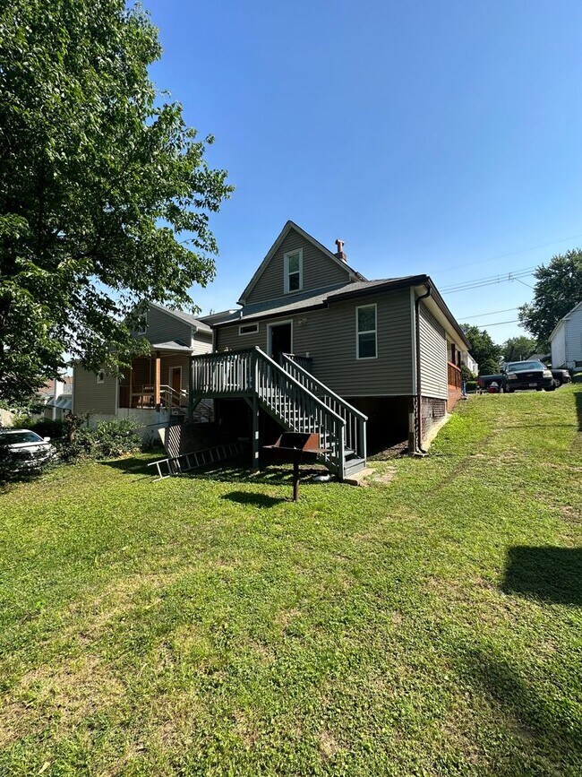 Building Photo - Lovely 2 Bedroom Home