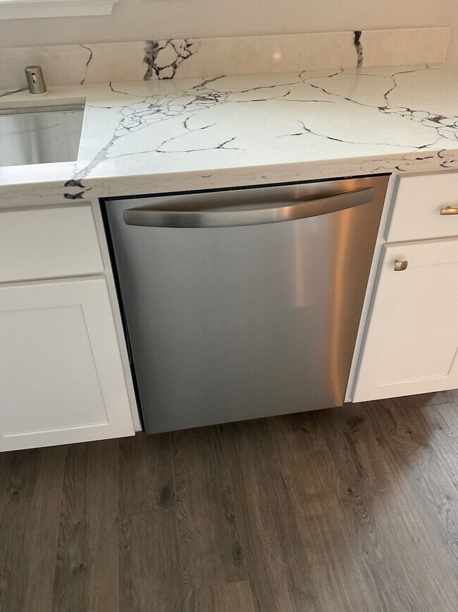 Building Photo - Nicely remodeled 1bd apt close to downtown