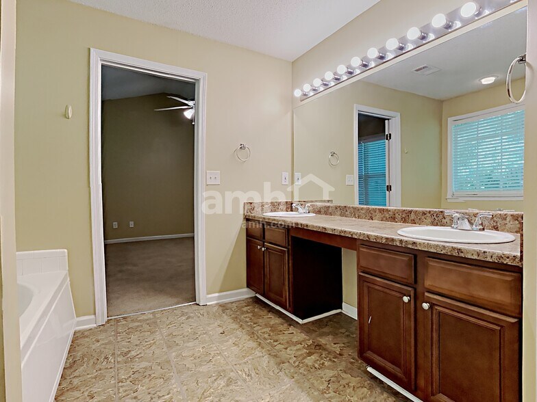 Building Photo - 3472 Chastain Glen Ln NE