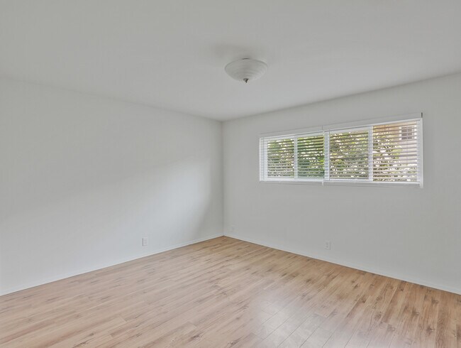 Building Photo - 220 S 7th St