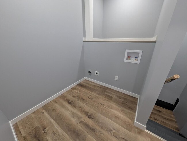 Building Photo - 2117 Kemble Ave