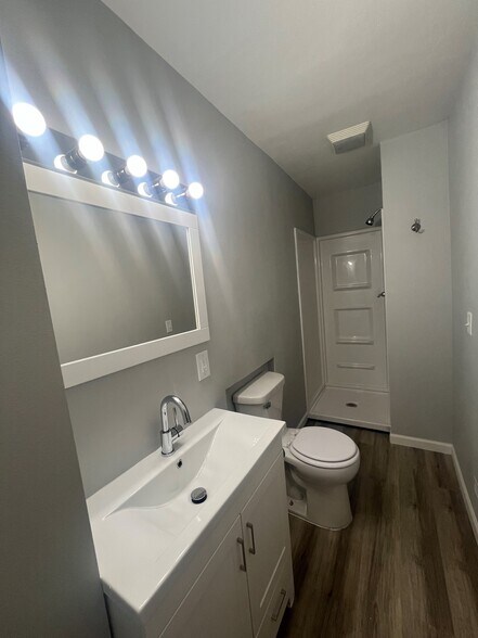 1st floor bathroom - 730 E Burlington St