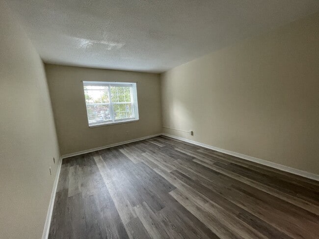 Building Photo - Town House For Rent