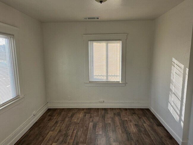 Building Photo - 680 E Ventura Ave