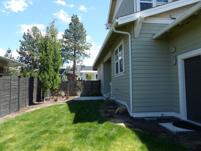 Building Photo - Beautiful 3 Bed/2.5 Bath Home in NW Bend - Fields Street