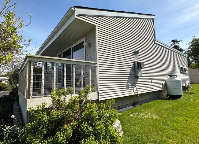 Building Photo - 902 NE Lindsay St