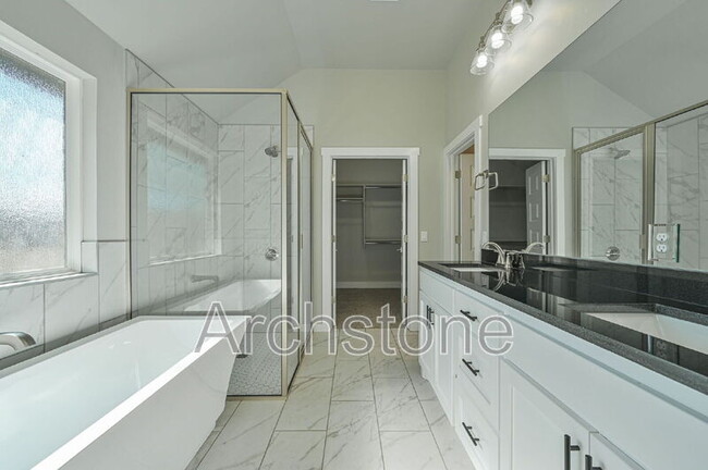 Building Photo - 2140 N Everest Ave