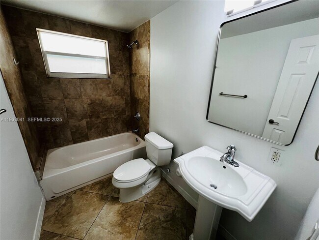 Building Photo - 946 Bay Dr