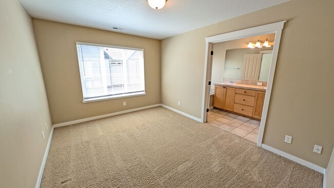 Building Photo - 2 bedroom 2.5 bath townhouse