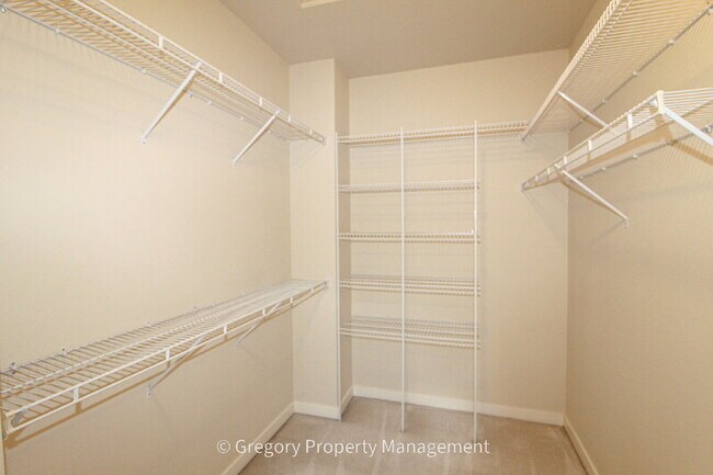 Building Photo - 13824 N Creek Dr