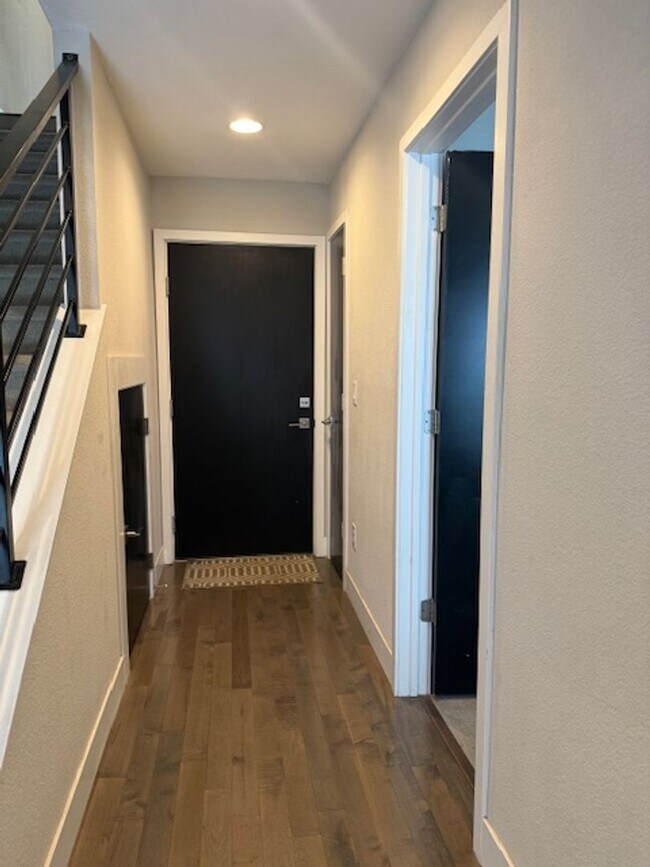 Building Photo - Modern 3 bed, 3.5 bath Townhome Blocks fro...