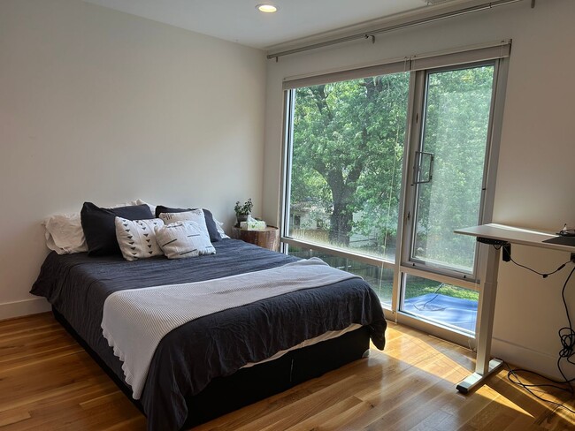 Building Photo - Modern 3 Bed 3 Bath Highlands Home