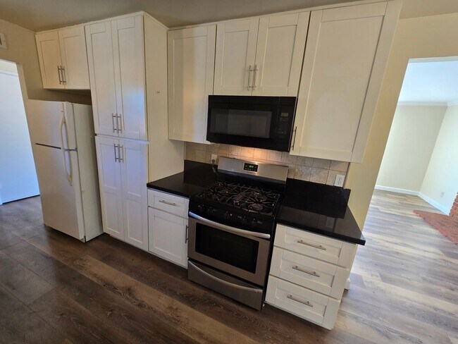 Building Photo - Charming 3-Bedroom, 2-Bath Home in Desirab...