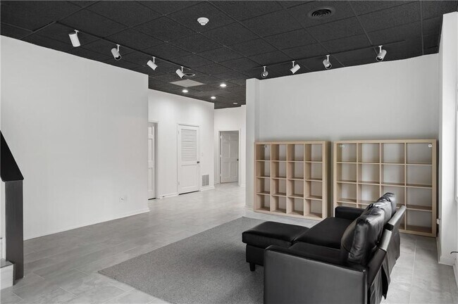 Building Photo - 4595 Dudley Ln