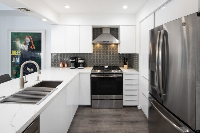 Building Photo - 7135 Hollywood Blvd