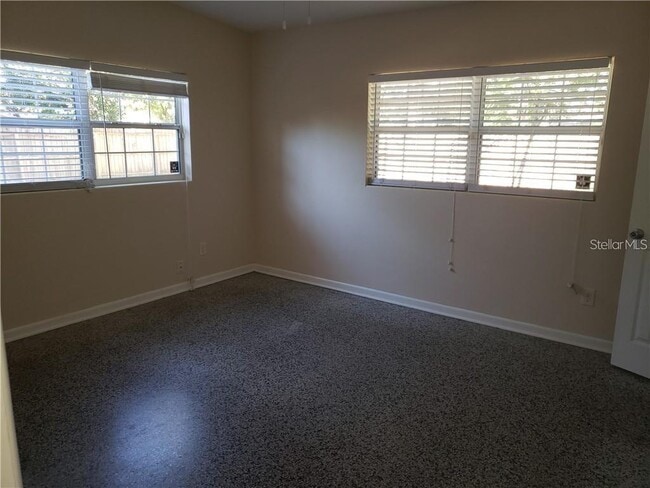 Building Photo - 1500 Roscomare Ave