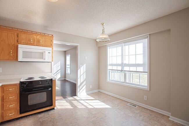 Building Photo - Pet Friendly Three Bedroom!