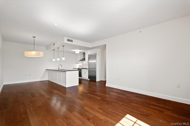 Building Photo - 10 Byron Pl