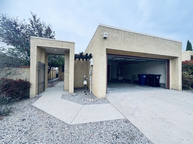 Building Photo - 10333 Camino Del Oso NE