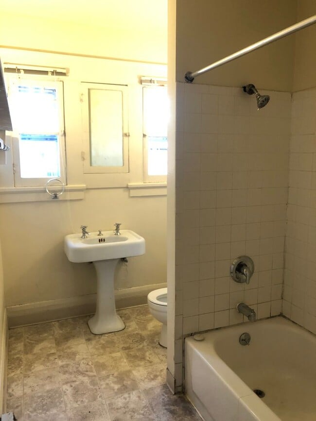 Building Photo - Vintage Campus House ~  3 bedrooms, 1.5 bath