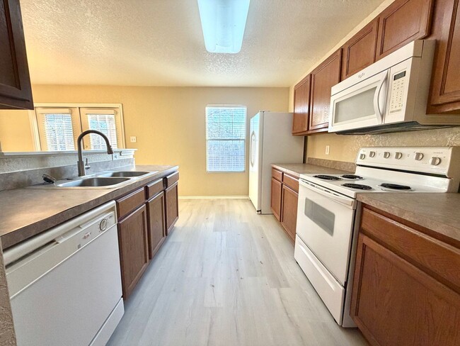 Building Photo - Spacious 3 Bed / 2.5 Bath Home with Large Yard & Lawn Care Included