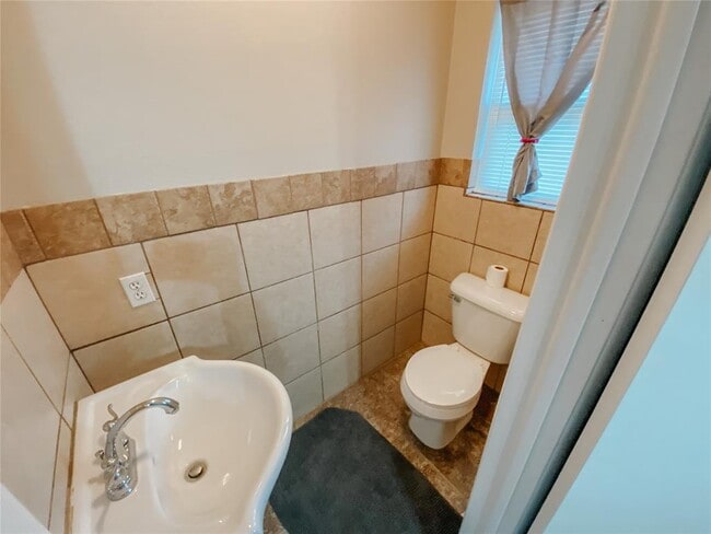 Building Photo - 208 Thompson Dr