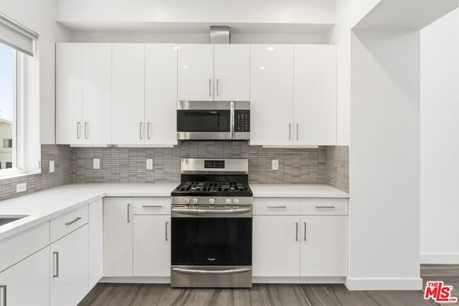 Building Photo - 6021 W Beachwood Ln