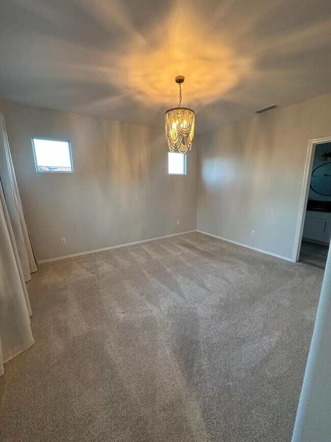 Building Photo - 721 W Fontaine Ln