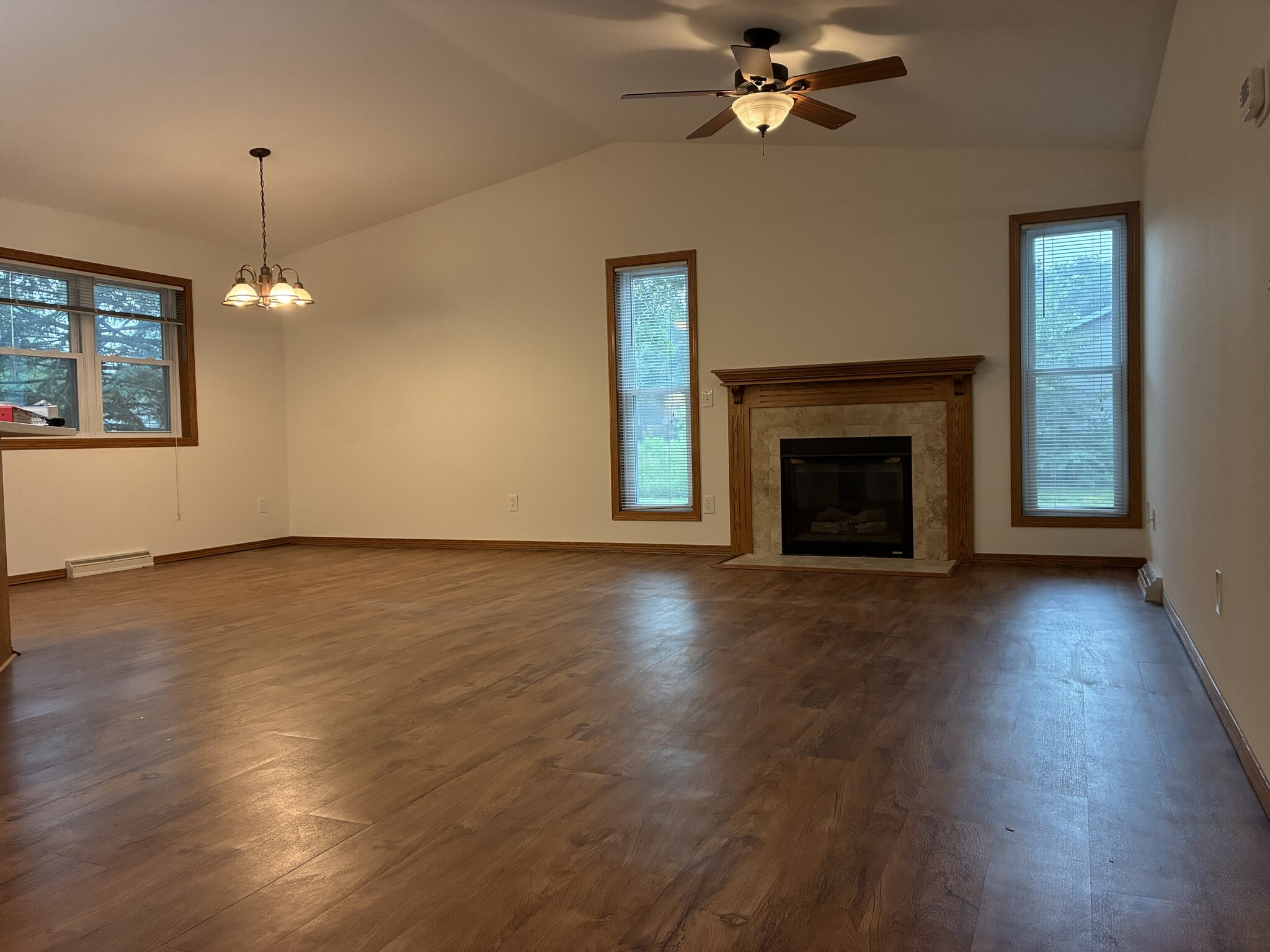 Building Photo - 925 Sky Ridge Dr