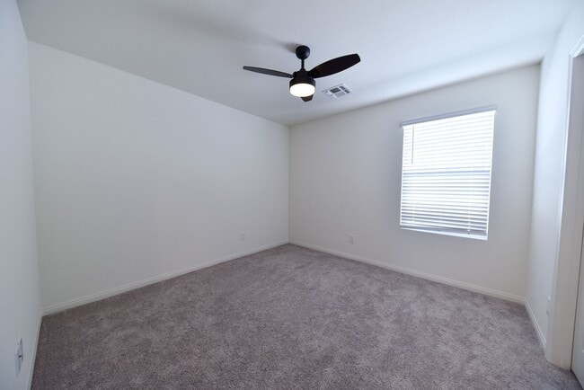 Building Photo - 5 Bed 3 1/2 Bath,  Beautiful home in gated community!