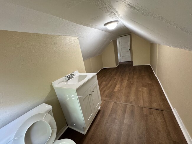 Building Photo - 4 Bedroom House