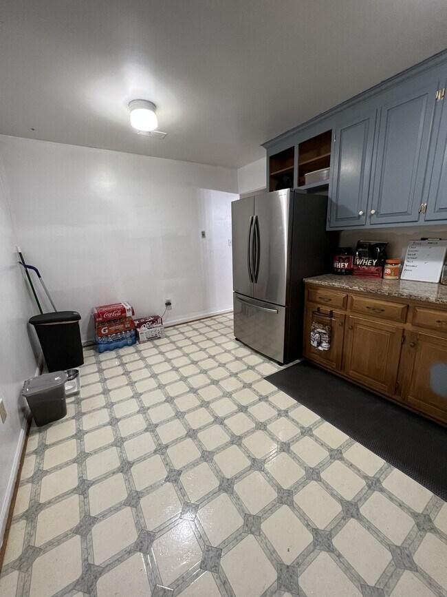 Building Photo - 705 Macneil Dr