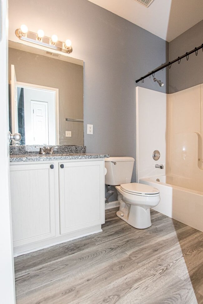 Building Photo - Stunning Two Bedroom, Two Bathroom Apartme...