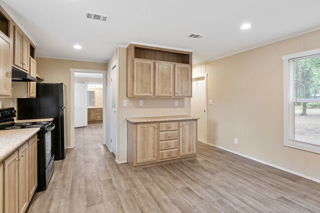 Building Photo - 135 Southlake Dr.