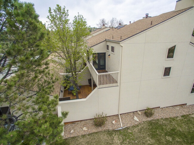 Building Photo - Breathtaking Three Bedroom Townhouse In The Pinery On The Golf Course