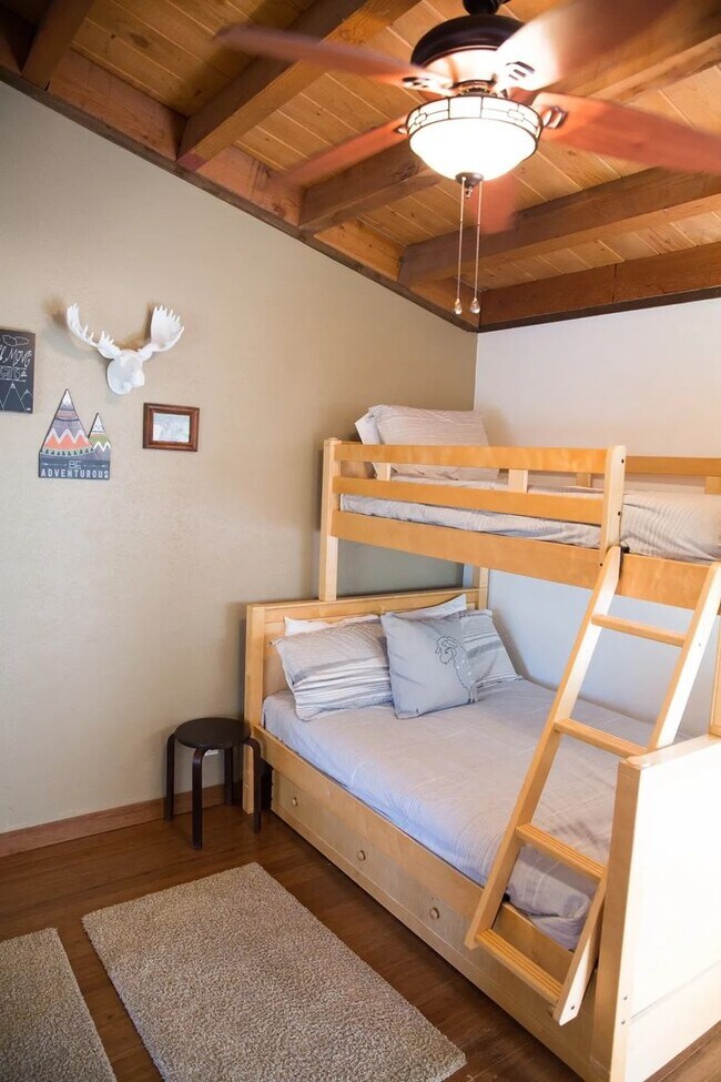 Building Photo - Winter Seasonal Rental- Treehouse H 307