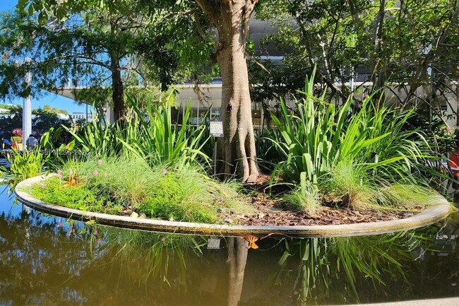 Building Photo - 1300 Lincoln Rd