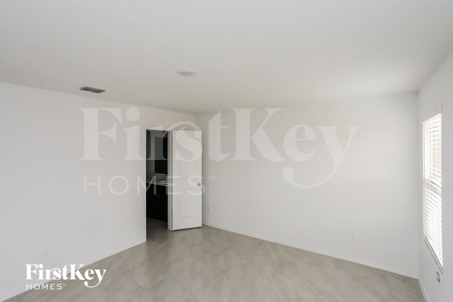 Building Photo - 1141 Crestview Dr