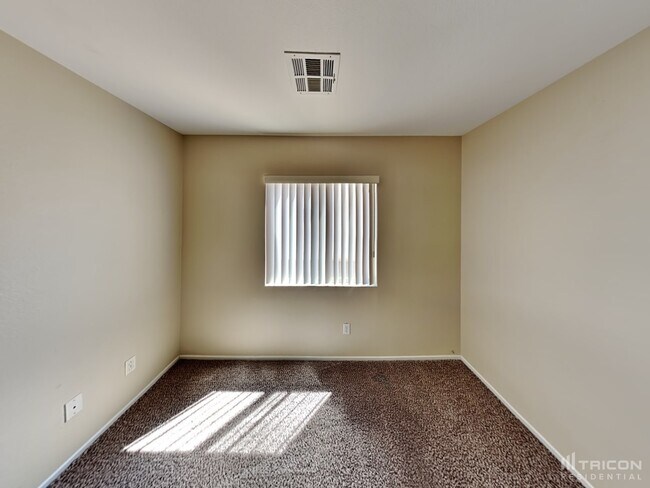 Building Photo - 2132 Meadow Green Ave