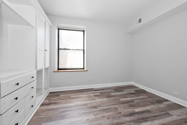 Building Photo - Three Bedroom in South Shore