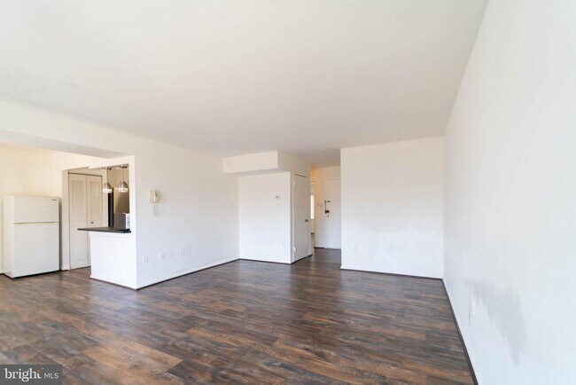 Building Photo - 37 Canterbury Square