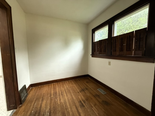 Building Photo - 708 N Porter Ave