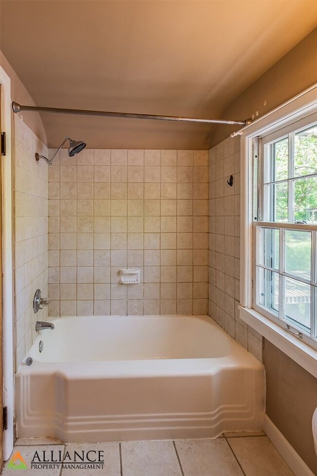 Building Photo - Spacious home close to KSU Campus!