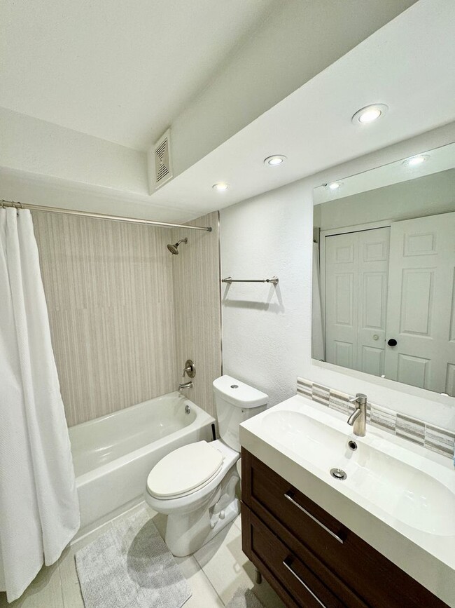 Building Photo - Dr. Phillips 3 Bed 2 Bath For Rent at soug...