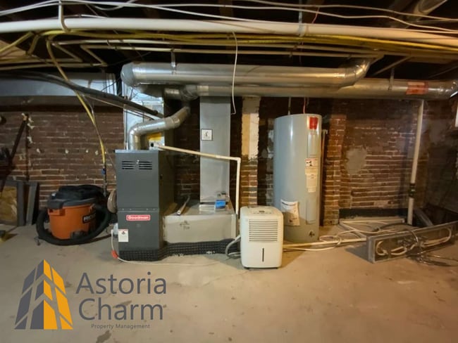 Building Photo - Stylish 2 Bedroom with Spa Bath, Hardwood Floors and Parking