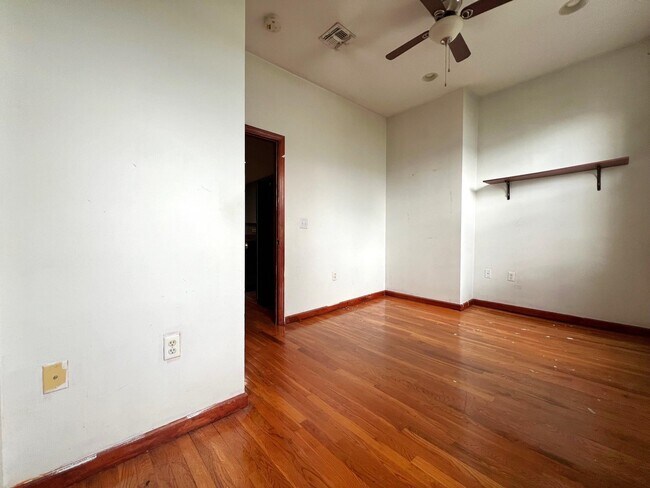 Building Photo - 243 Pearsall Ave
