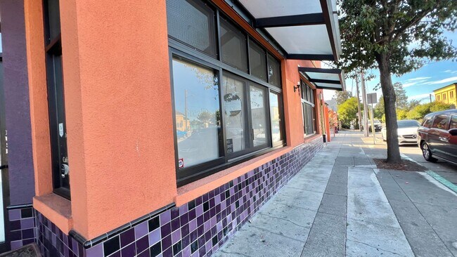Building Photo - Beautiful Spacious 2 bd/1ba filled with light in Popular Neighborhood – Oakland, Emeryville, and ...