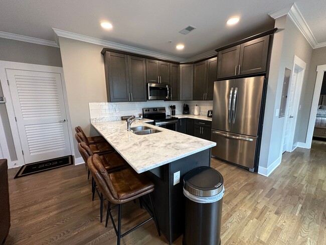 Building Photo - Beautiful Fully Furnished 1 Bed 1 Bath in ...